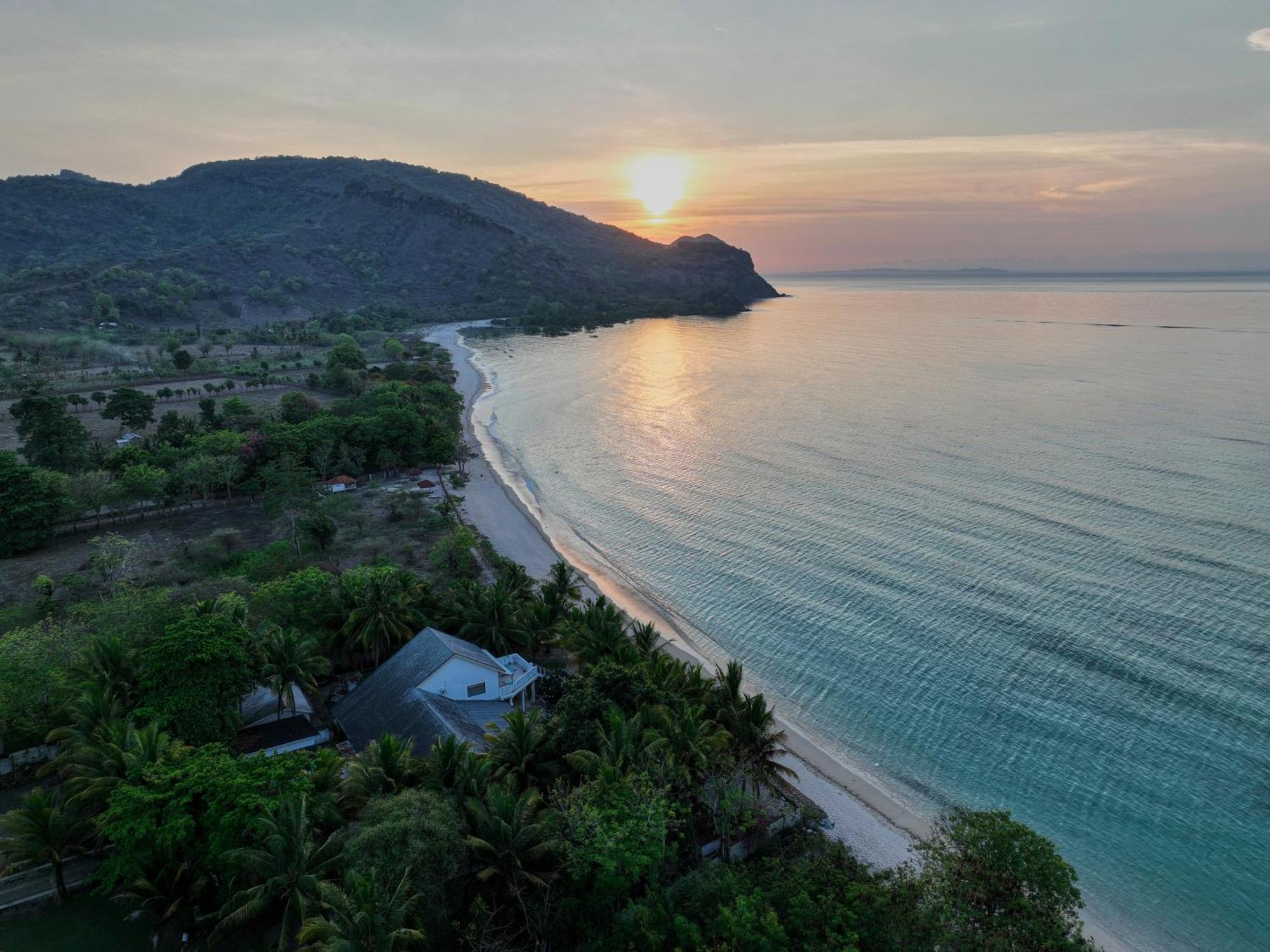 Myamo Beach Lodge Jereweh Exterior foto